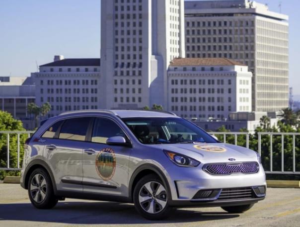 Start vor der Los Angeles City Hall: Der Niro brauchte bis New York nur vier Tankfüllungen. Foto: Kia/dpp-AutoReporter